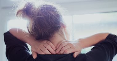 لماذا يظهر حب الشباب والبقع الداكنة فى منطقة الظهر