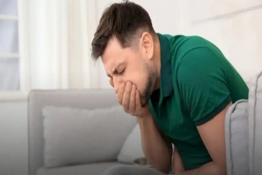 حكم القيء أثناء الصيام: متى يجب قضاء اليوم وما الفرق بين المتعمد وغير المتعمد؟