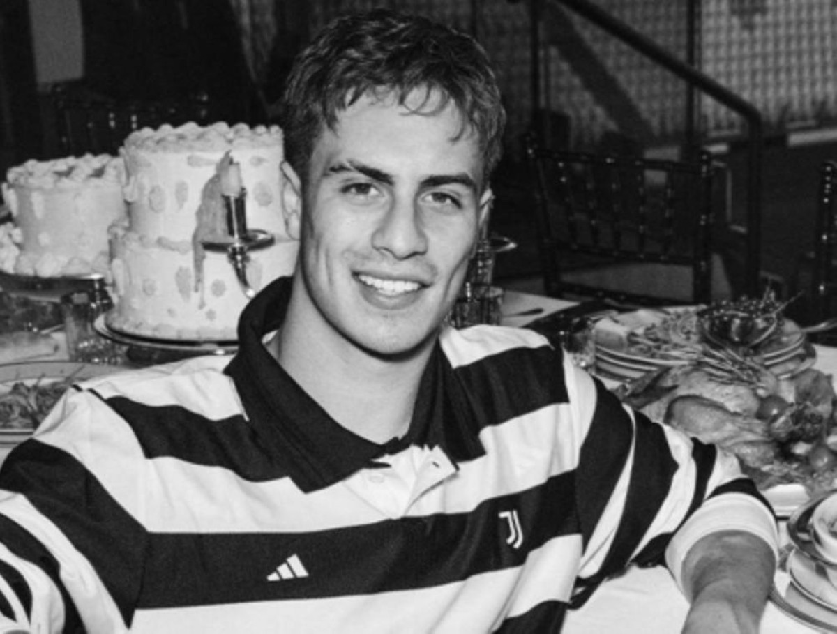 قميص «السيدة العجوز» الرابع يشعل الجدل