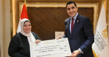 وزير الشباب والرياضة يُكرم المدير التنفيذى لمركز شباب عين الصيرة