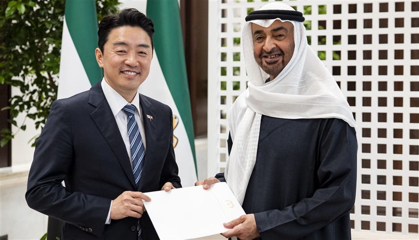 رئيس الدولة يتسلم رسالة خطية من الرئيس الكوري خلال استقباله المبعوث الخاص