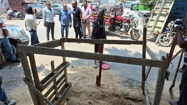 هبوط أرضي بعمق مترين أمام مسجد العيسوي بالدقهلية، والأجهزة التنفيذية تواصل تأمين المنطقة (فيديو وصور)