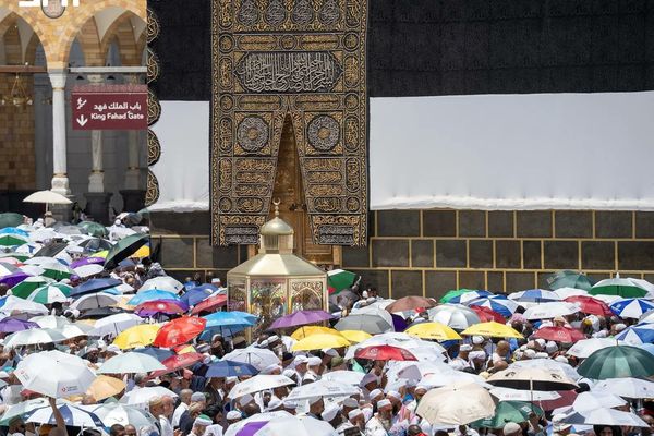 الملتزم بالكعبة المشرفة.. موضع تضرع وابتهال يُجسِّد عمق الارتباط ببيت الله الحرام