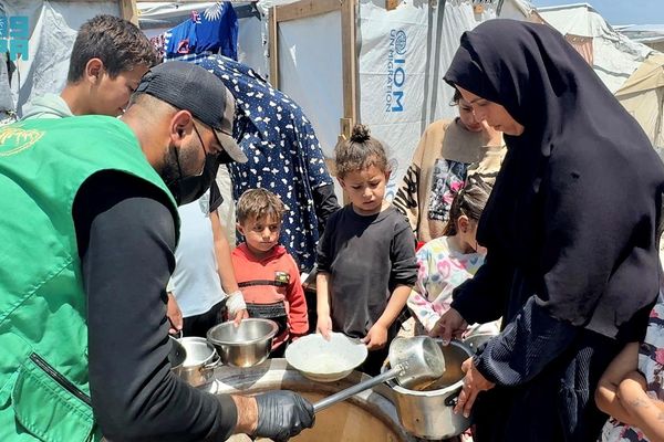 «سلمان للإغاثة» يوزّع 25 ألف وجبة غذائية ساخنة في غزة