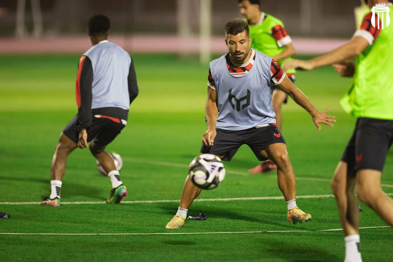 «الانضباط والأخلاق» تعاقب «الرياض»