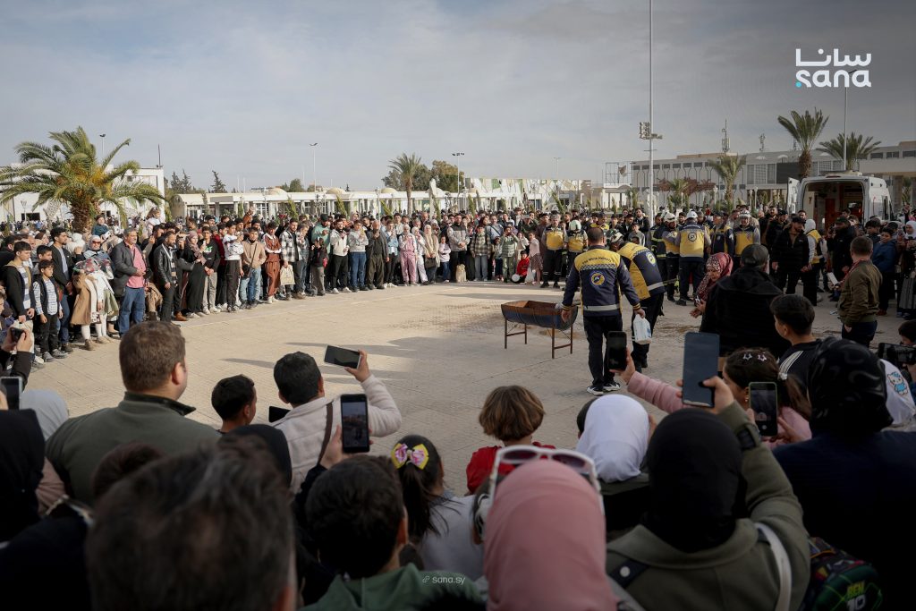 وزارة الطوارئ تنظم تدريباً عملياً لزوار معرض الكتاب على إطفاء الحرائق المنزلية