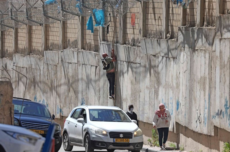 الجيش الإسرائيلي يقتل فلسطينيا بالقدس ويعتقل اثنين في الضفة