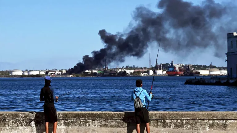 حريق ضخم بمصفاة نفط في العاصمة الكوبية هافانا