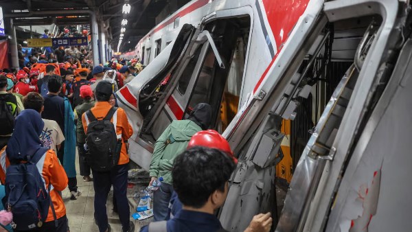 14 قتيلاً وعشرات الجرحى في تصادم قطارين بـ إندونيسيا