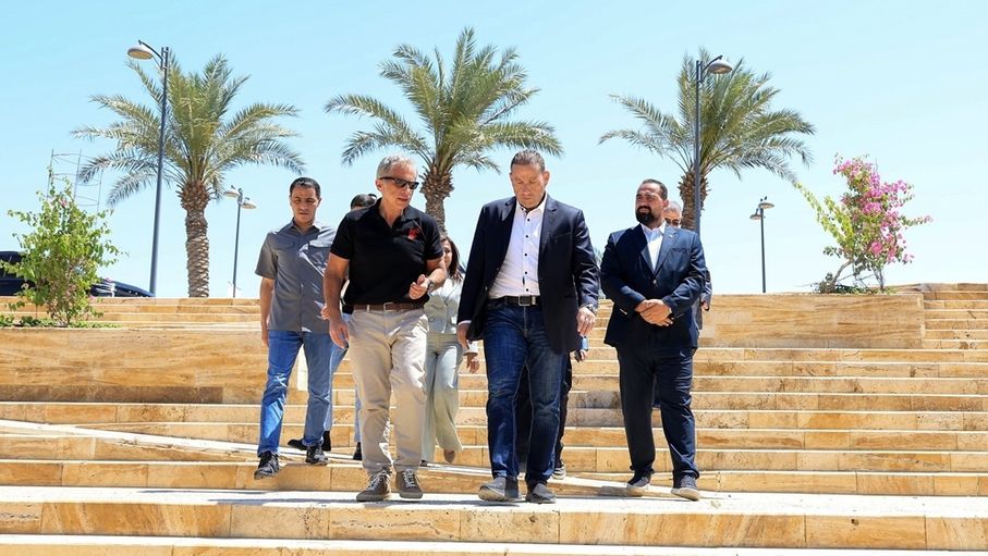 رئيس الوزراء يفتتح "كورنيش" البحر الميِّت (صور)