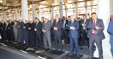 محافظو القاهرة والجيزة والقليوبية يؤدون صلاة الجمعة في مسجد عمرو بن العاص