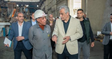 وزير الإنتاج الحربى يتابع سير العمل فى «حلوان للمسبوكات» و«حلوان للأجهزة المعدنية»