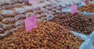 منتجات مطروح الطبيعية على موائد رمضان.. البلح وزيت الزيتون والمخلل تزين محلات مطروح.. اعتماد الأساليب التقليدية والأسمدة العضوية تميز منتجات مطروح وسيوة.. واحة سيوة من أكبر منتجى التمور للأسواق المحلي