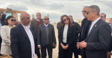 محافظ الجيزة لبائعى منطقة الأهرامات: أنتم جزء من المكان