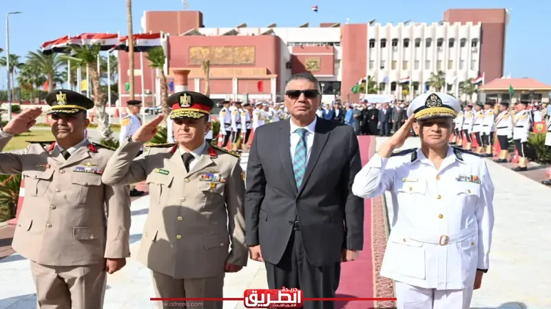 محافظ جنوب سيناء يضع إكليل من الزهور على النصب التذكاري للجندي المجهول