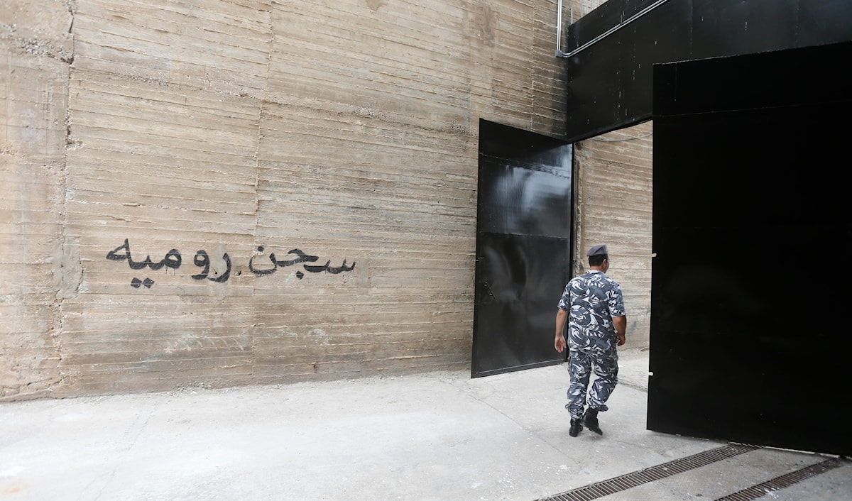 أهالي الموقوفين الإسلاميين في سجن رومية يقطعون الطريق احتجاجًا على استمرار التوقيف