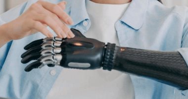 باحثون بالمكسيك يطورون ذراع اصطناعية تتحكم فى العديد من الحركات الطبيعية