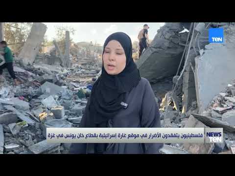 فلسطينيون يتفقدون الأضرار في موقع غارة إسرائيلية بخان يونس في قطاع غزة