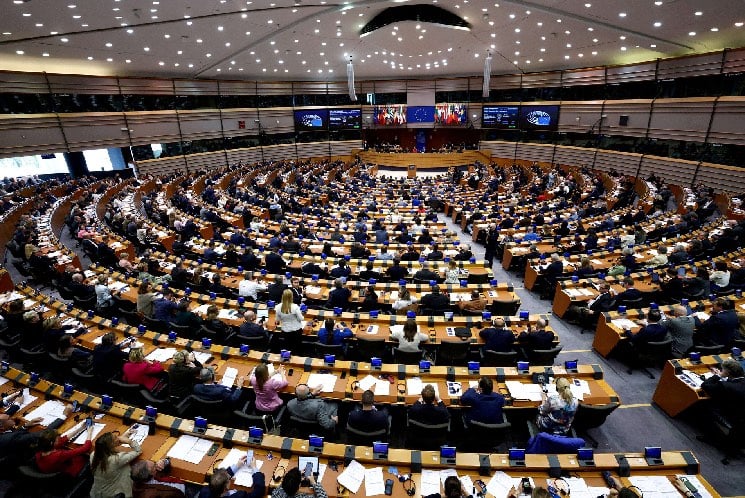 النواب الأوروبيون يوافقون على إنشاء مراكز لترحيل مهاجرين