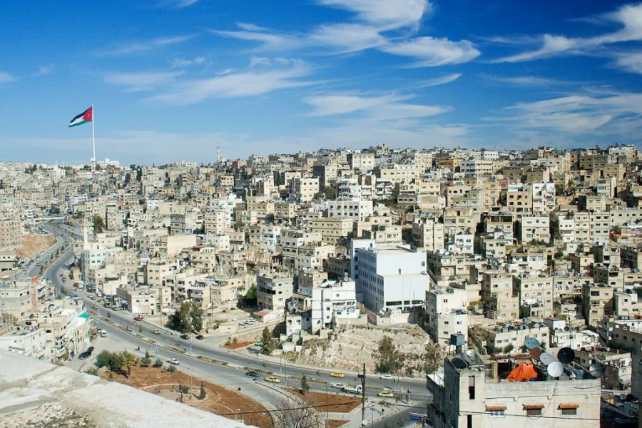 انخفاض طفيف على الحرارة وأجواء لطيفة مع فرص أمطار خفيفة شمالًا