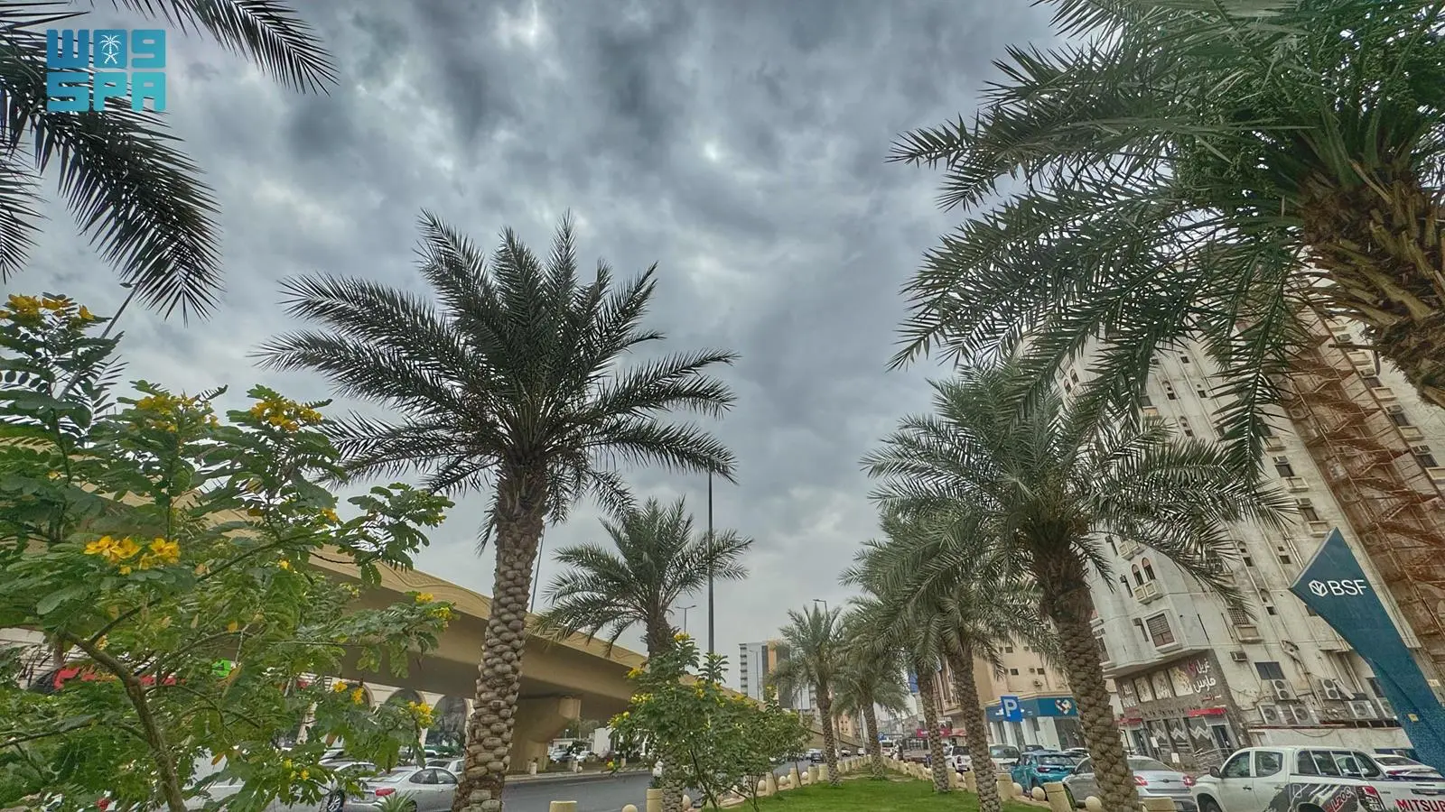 السحب تزين سماء مكة المكرمة في مشهدٍ يخطف الأنظار