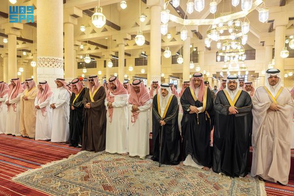 أمير الرياض يؤدي صلاة الميت على صاحب السمو الأمير محمد بن فيصل بن محمد بن سعد بن محمد بن سعود بن عبدالرحمن آل سعود