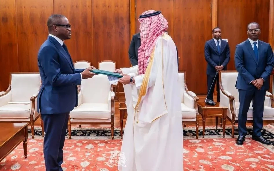 السفير البلوي يقدم أوراق اعتماده سفيراً غير مقيم لرئيس جمهورية بنين