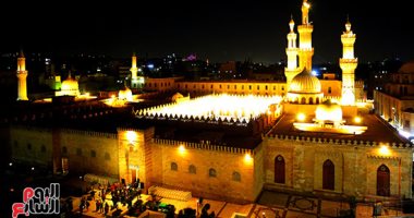 مسجدا الحسين والجامع الأزهر يتزينان استعدادًا لصلاة التراويح اليوم