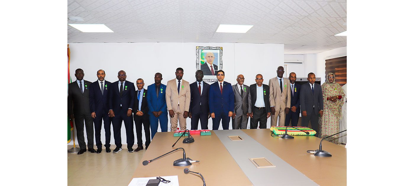 وزير تمكين الشباب يوشح عددا من أطر وموظفي القطاع