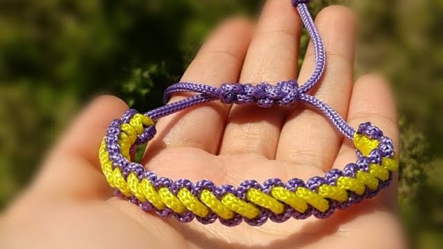 هل ارتداء “حظاظة” تحمل شعار النادي حلال أم حرام؟