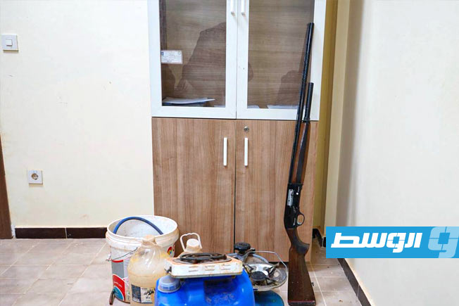 ضبط خمور وسلاح ناري داخل منزل في درنة