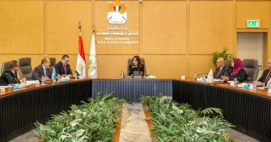 وزيرة الإسكان تبحث سبل دعم التنمية الصناعية والاستثمارية والخدمات بالمدينة