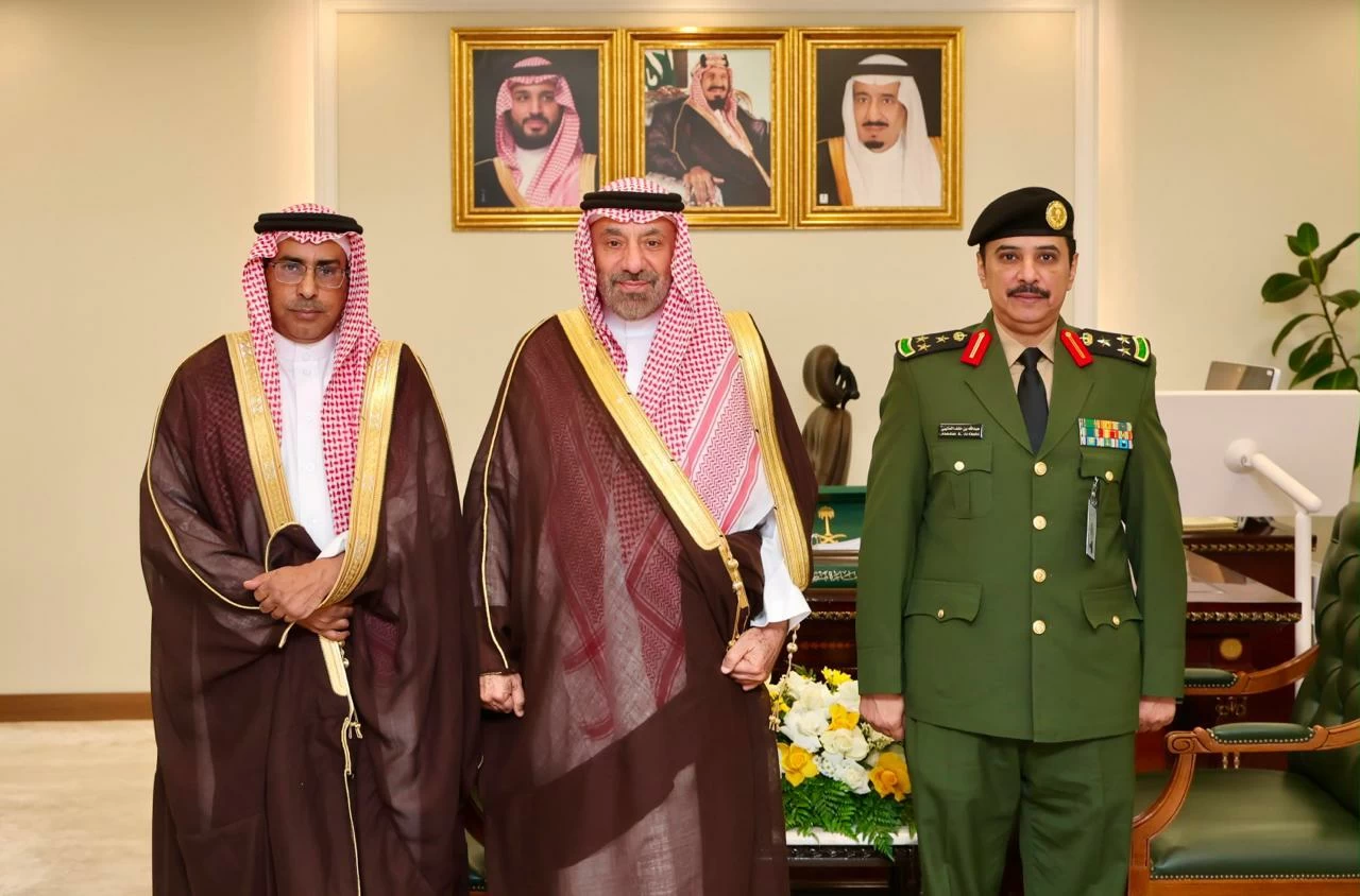أمير نجران يكرّم مدير سجون المنطقة السابق ويلتقي المدير المكلف