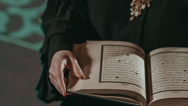 هل يجوز قراءة القرآن حال ارتداء الحذاء؟، أمين الفتوى يجيب (فيديو)
