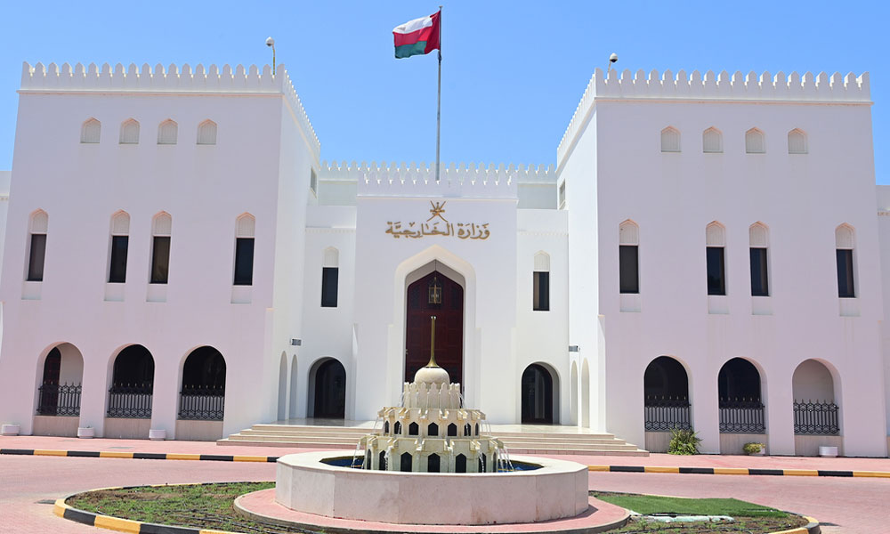 سلطنة عمان تدين وتستنكر استهداف موقعين من المراكز الحدودية الشمالية لدولة الكويت