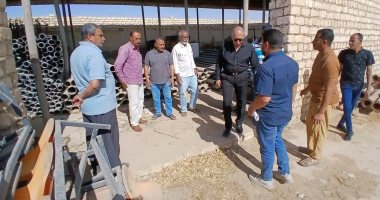 رئيس مركز الخارجة يتفقد المخازن ويوجه بدعم منظومة النظافة بمعدات جديدة