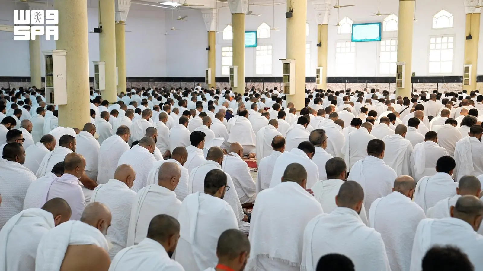 حجاج بيت الله الحرام يؤدون صلاتي الظهر والعصر بمسجد الخيف