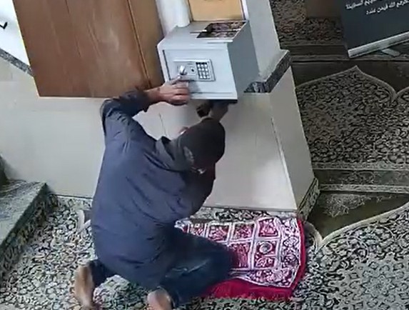 توثيق صادم: سرقة مسجد عمر بن الخطاب في دبورية.. ولجنة المسجد: “انتهاك للحرمات وظاهرة خطيرة”