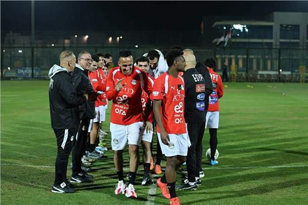 منتخب مصر ينظم ممرًا شرفيًا للاعبين الجدد