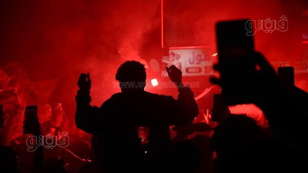 بالألعاب النارية، جماهير الزمالك تحول سماء ميت عقبة إلى اللون الأحمر احتفالا بدرع الدوري (فيديو وصور)