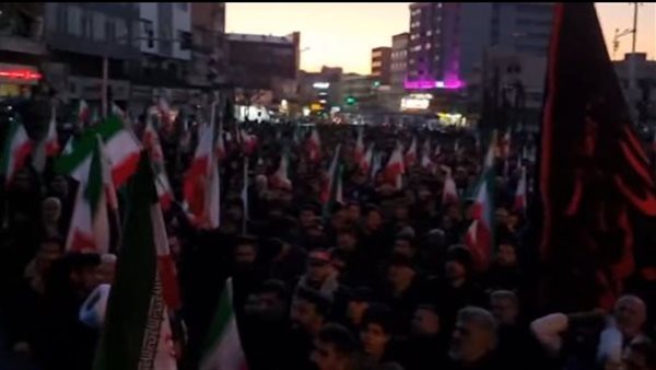 حشود شعبية تتجه إلى ساحة الثورة في طهران بعد إعلان مقتل خامنئي (فيديو)