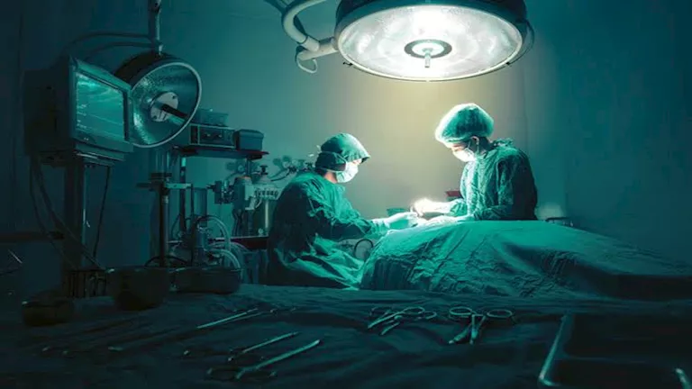 جراحة معقدة تنهي معاناة فتاة من تشوهات العمود الفقري ببنها