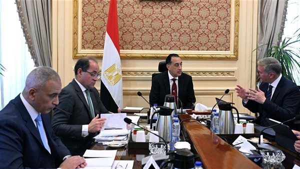 مدبولي يتابع مع وزيرى المالية والبترول عددا من ملفات العمل المشترك