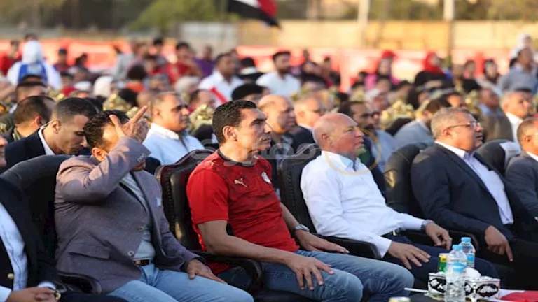 فرحة عارمة لمحافظ القاهرة ووزير الرياضة بعد هدف مصر الأول في شباك الأر