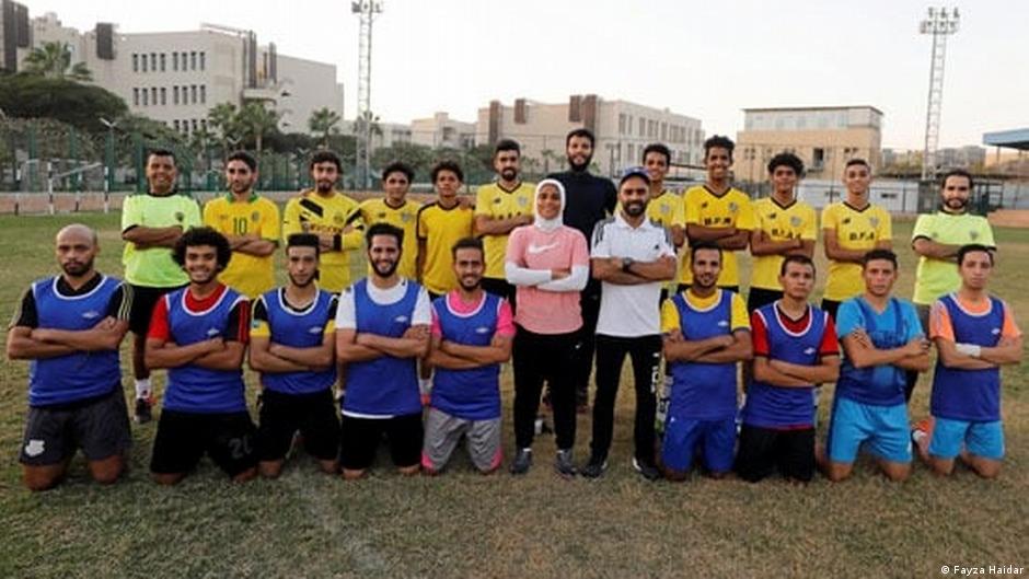 امرأة في ملعب الرجال: مصرية تدرب فريق كرة قدم رجالي