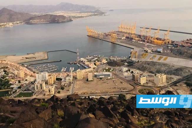 الإمارات تعلن تعاملها مع «حادث» بعد استهداف ميناء خورفكان في الشارقة