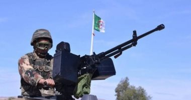 الجيش الجزائرى يستعرض قواته في المنطقة الحدودية