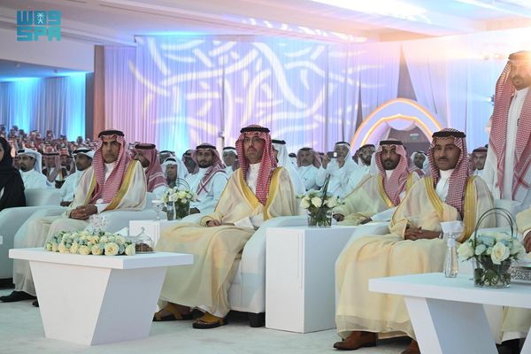 مُحافظ جدة يشهد حفل تخريج الدفعة الـ 11 من طلاب وطالبات جامعة جدة