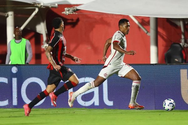 فلامينغو يتغلب على فيتوريا في الدوري البرازيلي لكرة القدم