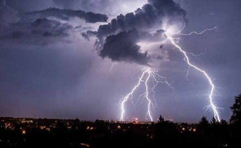 امطار رعدية مرتقبة باقاليم الحسيمة الدريوش والناظور